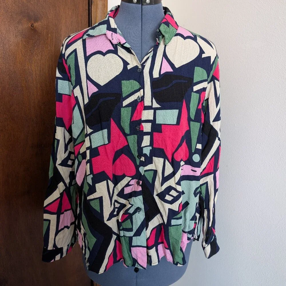 Geometric Patterned Button-Up Shirt - Picture 3 of 9